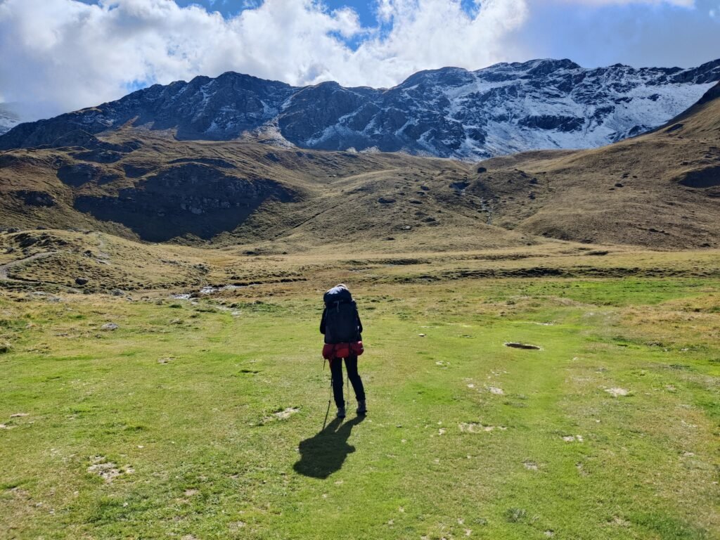 Randonnée en montagne Randonneuse devant des montagnes majestueuses. Entre Art et Nature