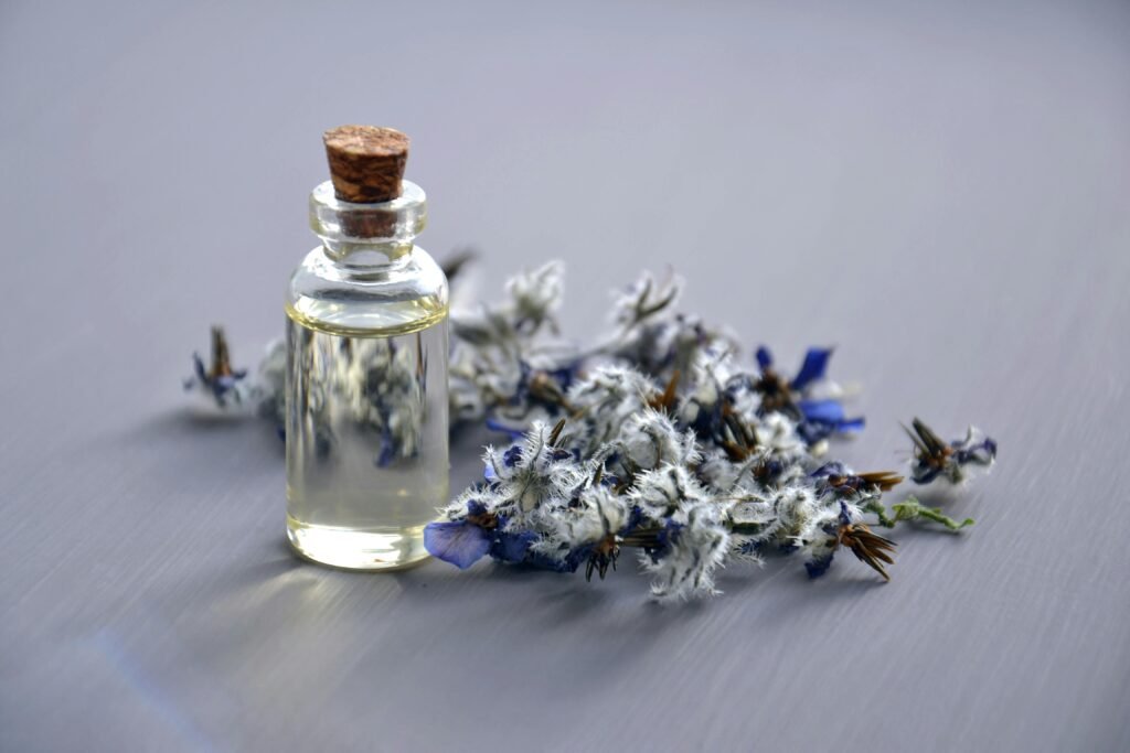 Bouteille d'huile et fleurs séchées utilisée pour les ateliers.