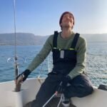 photo d'un garçon sur un bateau