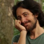 photo d'un homme proche d'un arbre