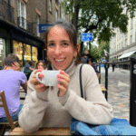 Photo d'une fille prenant un café