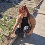 Photo d'une fille au jardin